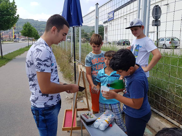 Малишани продају сокове да излече друга